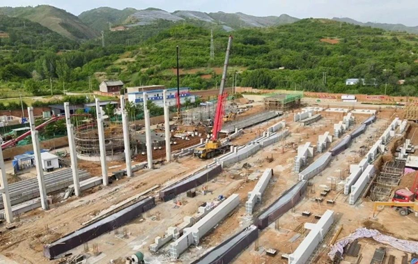 奮戰(zhàn)二季度｜電解廠房主體結(jié)構(gòu)框架柱開始吊裝！